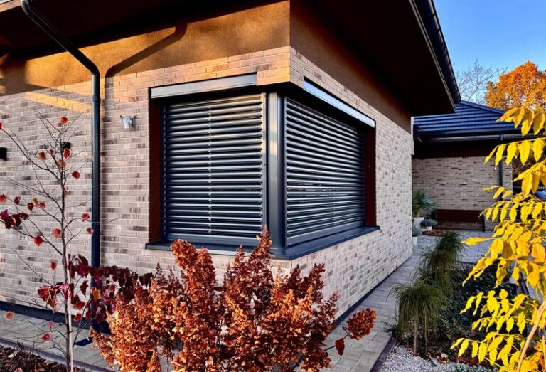 Jak dobrać idealne rolety zewnętrzne do białych okien, by cieszyć się efektownym wyglądem?