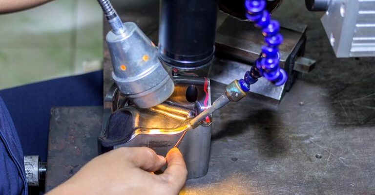 Jak rozpocząć fascynującą przygodę z łączeniem metali: podstawy spawania dla początkujących