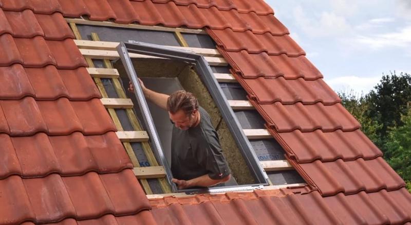 Praktyczny przewodnik: Jak wymienić okno dachowe i zaoszczędzić na kosztach, unikając błędów