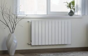Grzejnik przy oknie – jakie są jego zalety i wady? Odkryj rozwiązanie, które może zmienić twoje wnętrze!