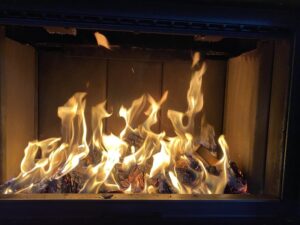 Palenie w kominku węglem – co powinieneś wiedzieć o ryzykach i możliwościach?