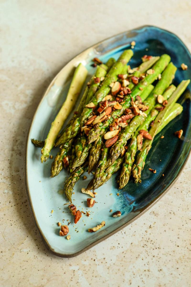Kompozycje szparagów z roślinami