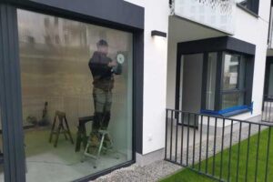 Jak skutecznie wypolerować okna bez smug? Sprawdź nasze sprawdzone metody!