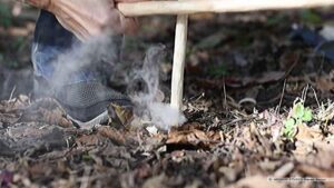 Skuteczne sposoby na rozpalenie ognia w kominku bez rozpałki – naturalne metody, które naprawdę działają