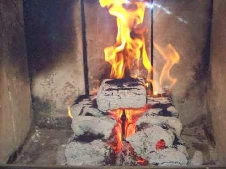 Wszystko, co musisz wiedzieć o paleniu brykietem w kominku – jak uniknąć najczęstszych błędów?