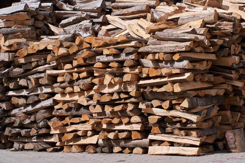 Skuteczne metody na przechowywanie drewna do kominka: jak walczyć z wilgocią i pleśnią