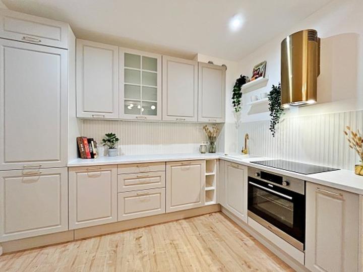 Kolorystyka i materiały do małej kuchni