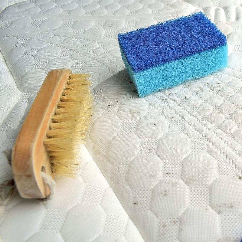 Usuwanie zapachu moczu z materaca