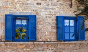 Dwukolorowe czy jednokolorowe okna – jak dokonać wyboru, który odmieni Twoje wnętrze?