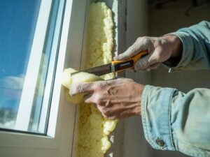 Jak skutecznie wyczyścić piankę montażową z drzwi – sprawdzone metody i porady