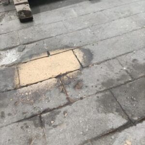 Skuteczne metody na czyszczenie piaskowca na kominku bez ryzyka uszkodzeń